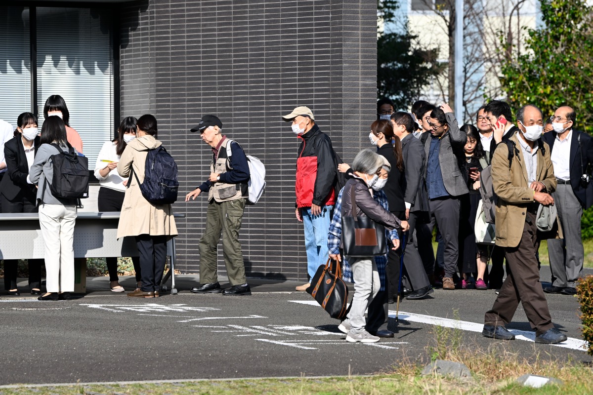 袴田巌さんの再審初公判の傍聴券を求めて列を作る人たち＝２７日午前、静岡地裁